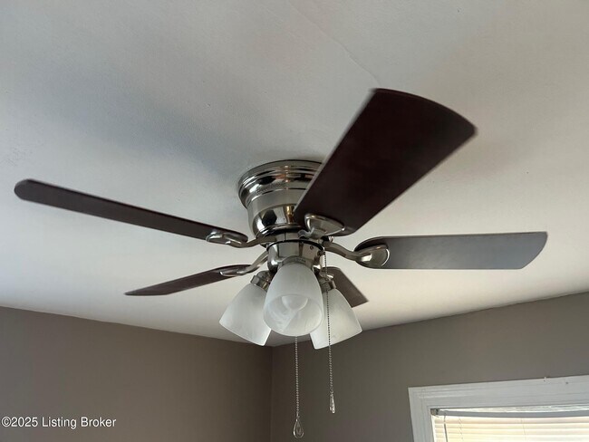 Building Photo - 735 Compton St