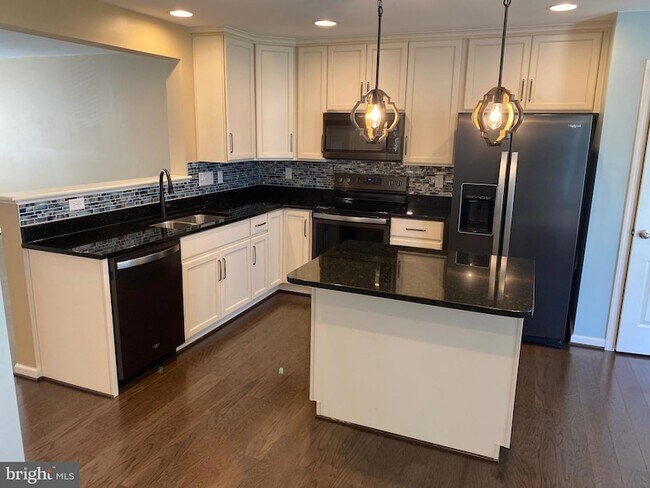 Building Photo - 37 Cecily Way