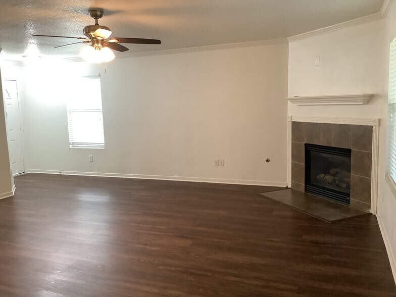 Building Photo - 16977 Scenic Knoll