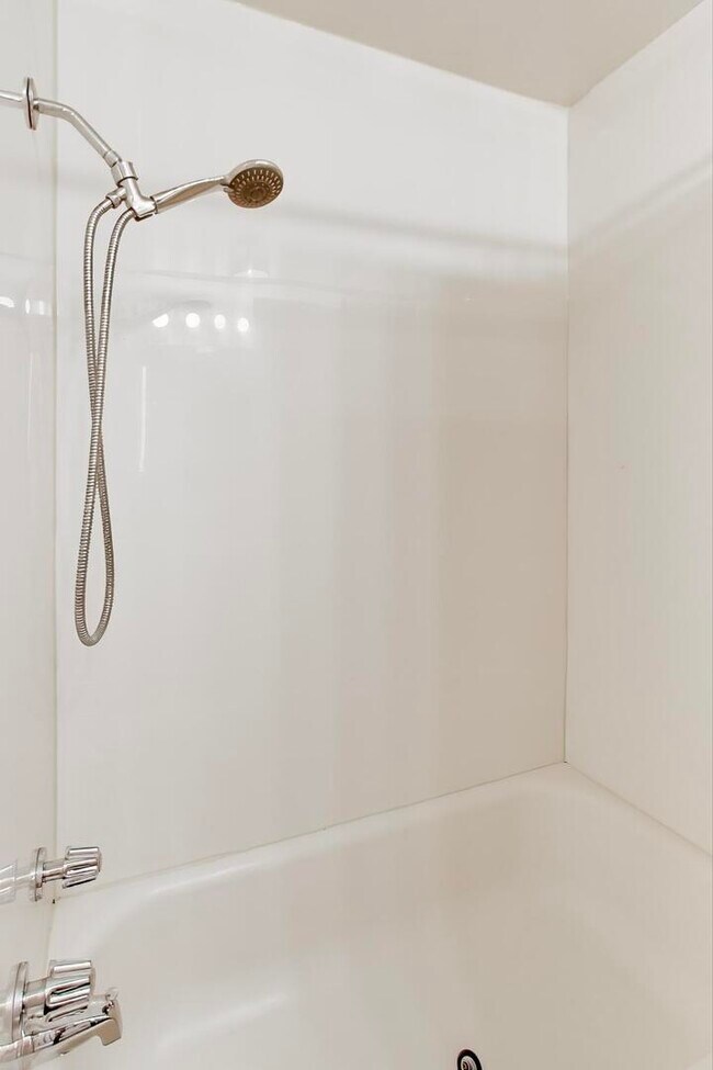 Building Photo - 1402 N La Salle Dr