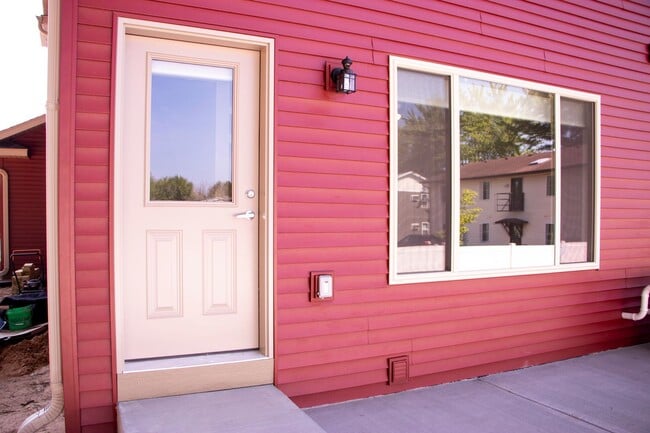 Building Photo - 2 Bed Apartment in Quiet Neighborhood!