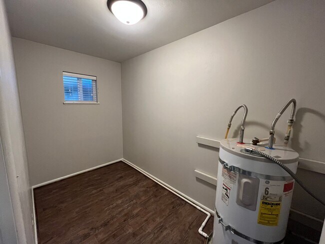 Building Photo - Lovely 2 Bed + 1 Bath Unit in Forest Grove...