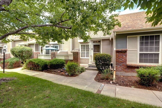 Building Photo - 2bed 2 bath townhome located in the Southp...