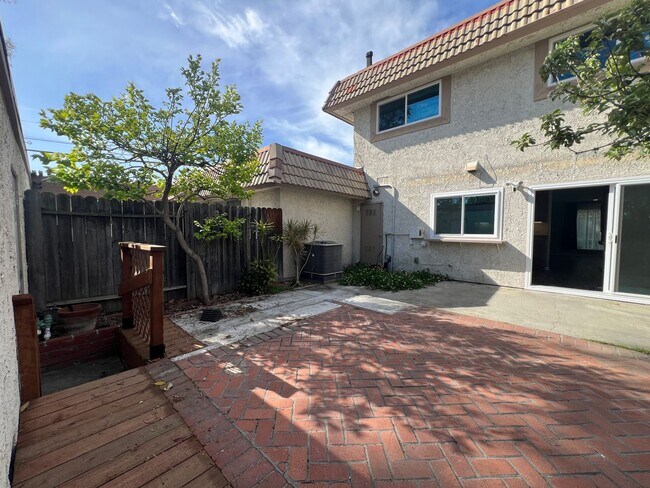 Building Photo - Garden Park Townhomes: 3 Bedroom 3 Bath At...