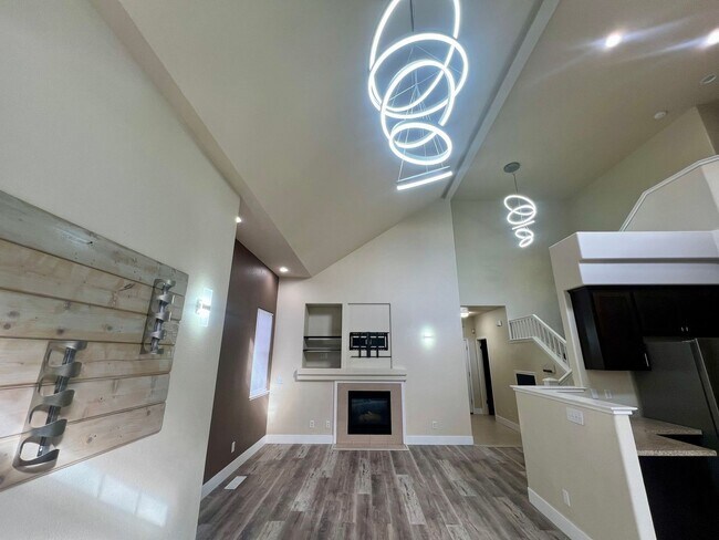 Building Photo - Come check out this lovely 3 bedroom 3 bath home Conveniently located near the Marlow Shopping ce...