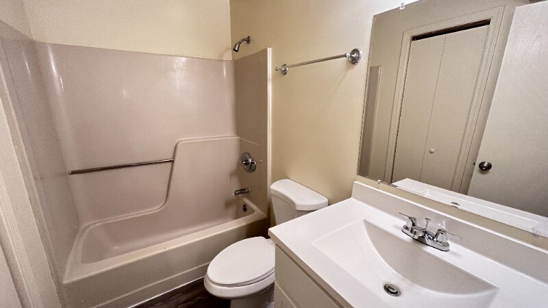 Building Photo - 807 Rainbow Dr
