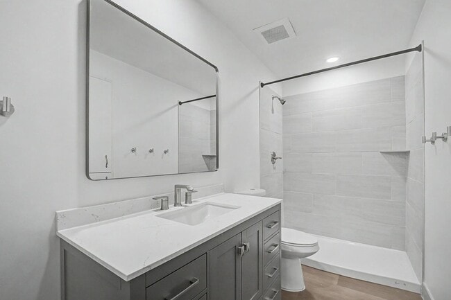 Building Photo - 6 Bed/ 3 Bath with Pool