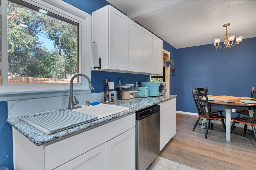 Building Photo - 2628 Green Ridge Dr