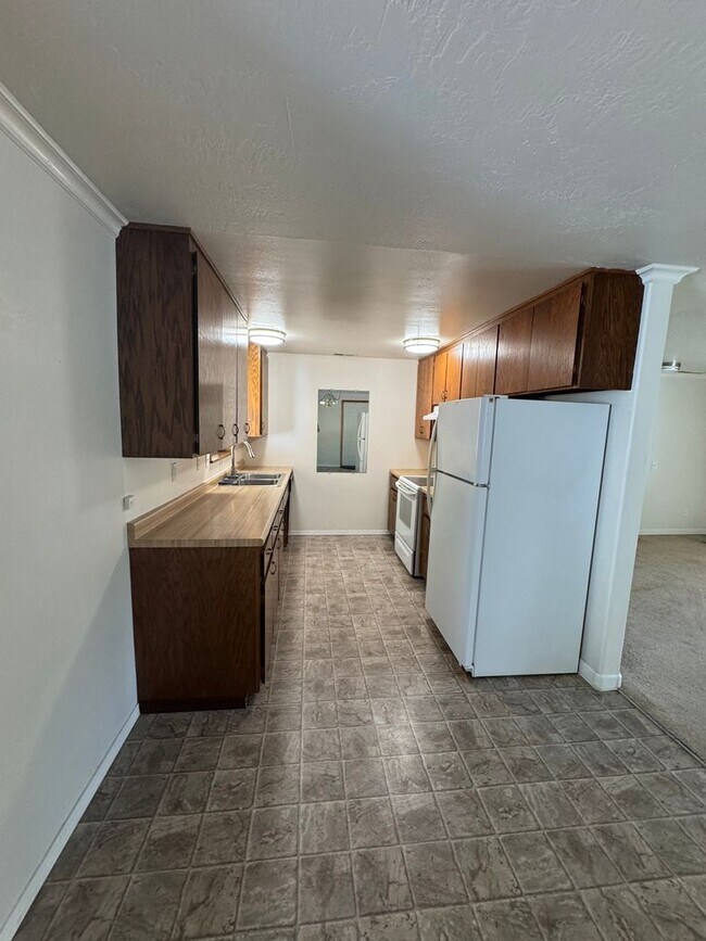 Building Photo - Canyonville 3 Bedroom 2 Bath with Garage a...
