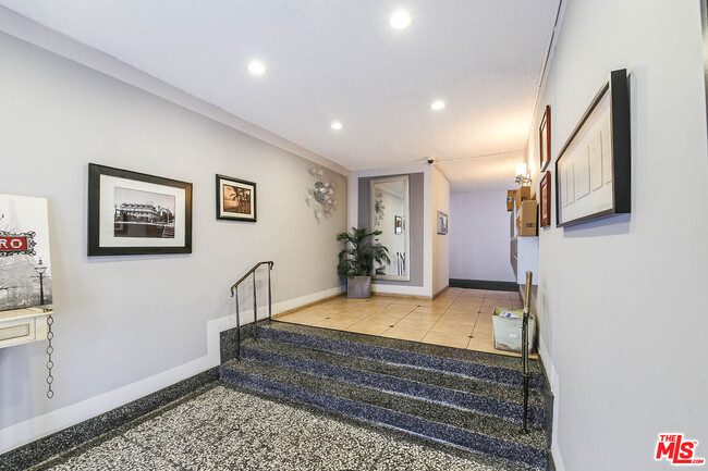 Building Photo - 425 S Kenmore Ave