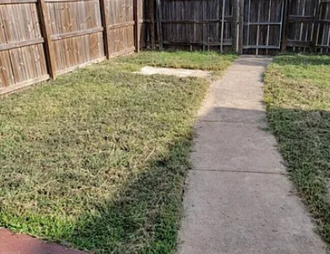 Building Photo - IMMEDIATE MOVE IN! Great 4 Bedroom 4 Bathroom Home