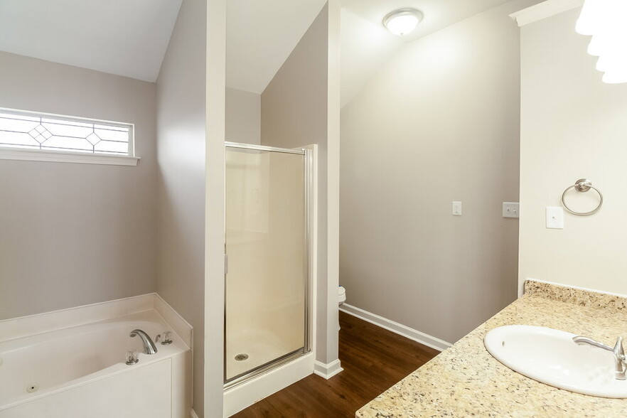 Building Photo - 906 Lakemont Dr