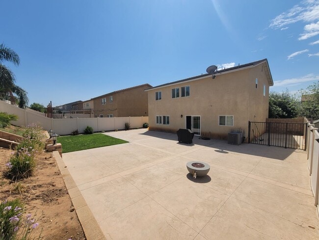 Building Photo - Modern 2-Story 4-Bedroom Home in Jurupa Va...