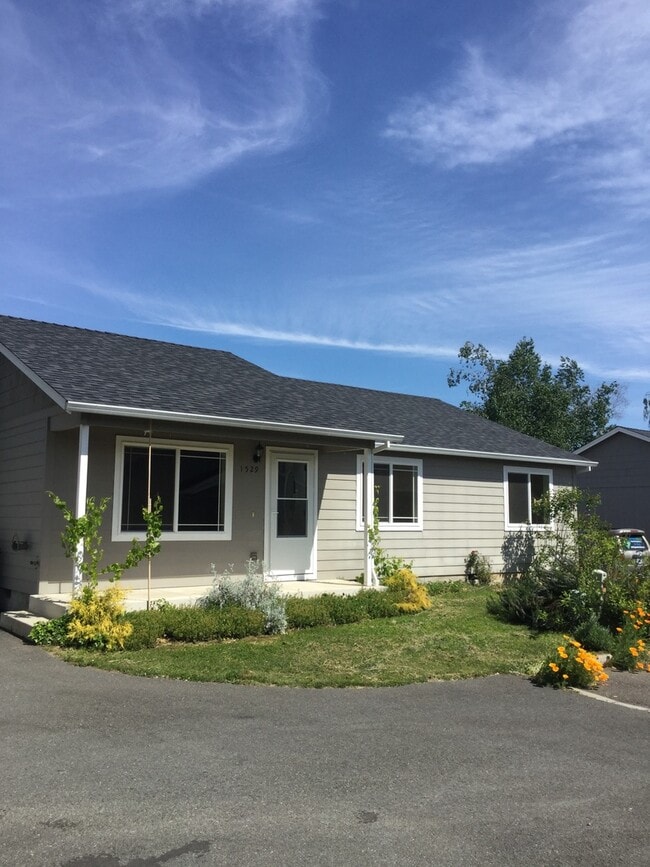 Building Photo - 3 Bedroom 2 Bath with RV parking in Medford!
