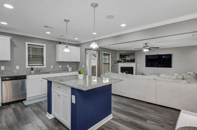 Building Photo - Spacious 5-Bedroom, 3-Bath Home with Modern Features in Elgin!