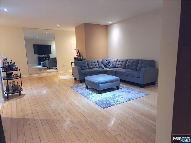 Building Photo - 8915 Bergenwood Ave