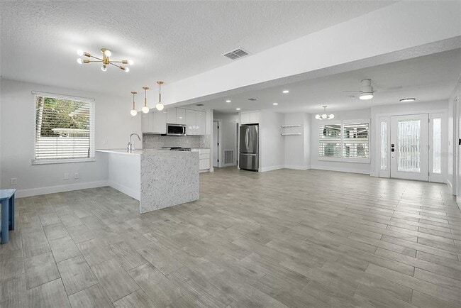Building Photo - 3755 Belle Vista Dr E