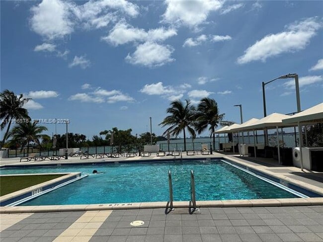 Building Photo - 600 NE 36th St