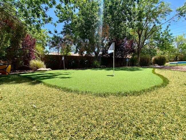 Building Photo - Furnished 4 Bedroom Pool Home - 6 month lease
