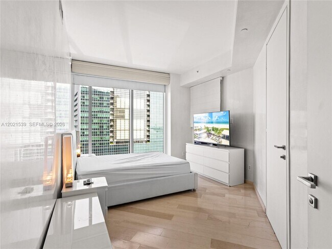Building Photo - 1300 Brickell Bay Dr