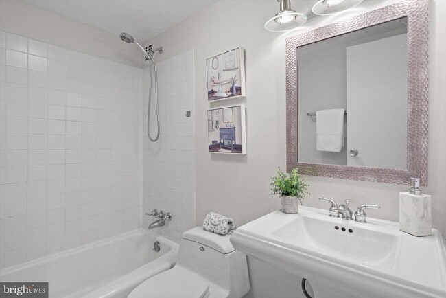 Building Photo - 1260 21st St NW