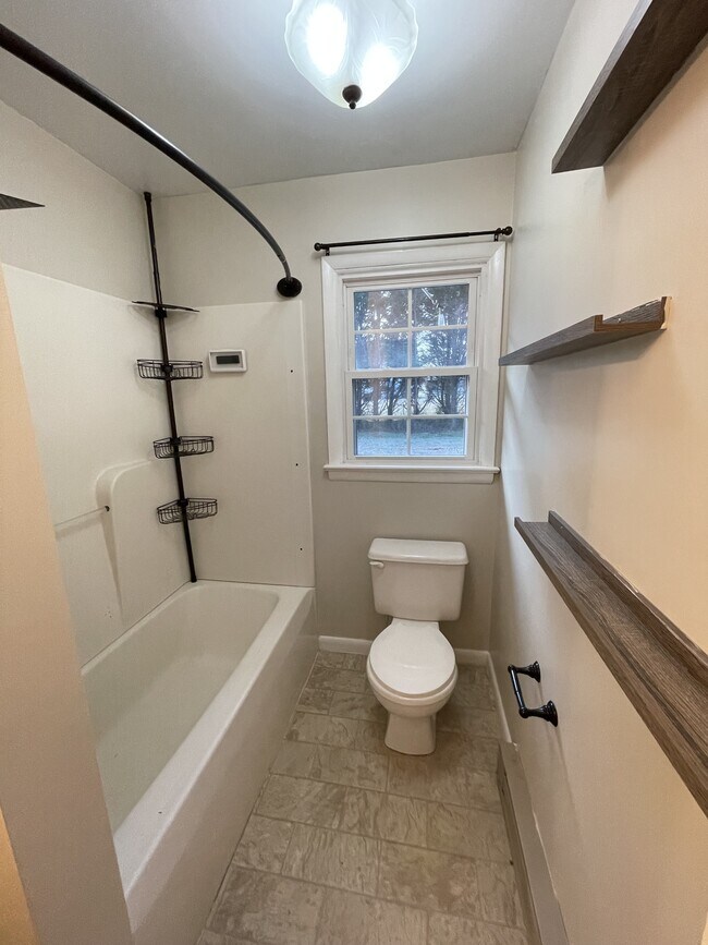 Building Photo - 1002 Sherwood Cir