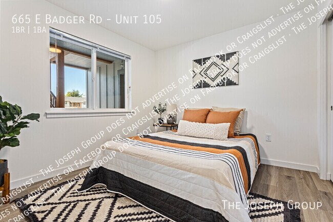 Building Photo - 665 E Badger Rd