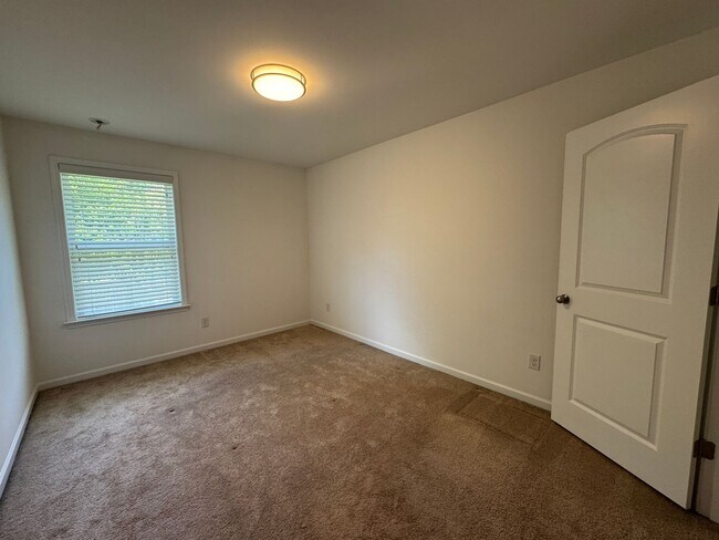 Building Photo - **Move-In Special of $500 off the first full months rent**