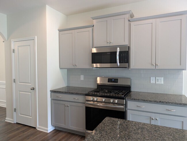 Building Photo - Move-in ready Ranch Style Home Located in ...