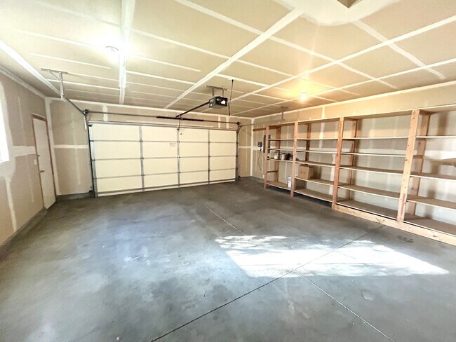 Building Photo - 4650 N Date Palm Ave