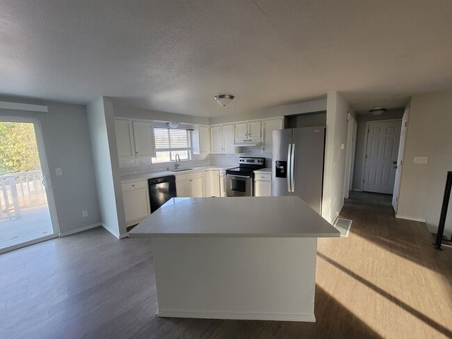 Building Photo - Remodeled 4 Bedroom 2 Bath Home for Rent C...