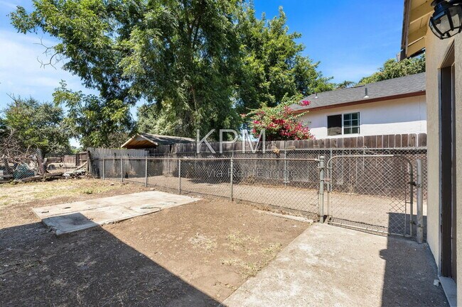 Building Photo - 527 N Lillian Ave