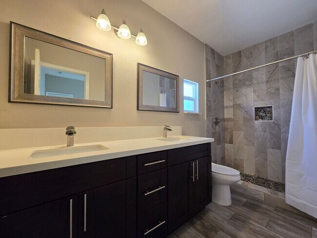 Building Photo - 3BD/2BA w/ Driveway Parking!