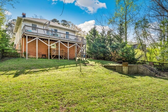 Building Photo - Beautiful apartment less than 1 mile from Brightleaf Square! Utilities Included!