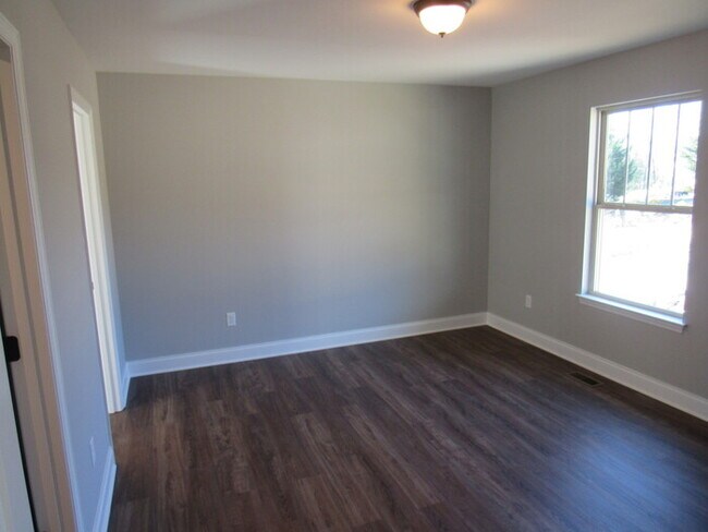 Building Photo - 3 Bedroom & 2 Bath Single-Family Home