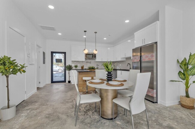 Building Photo - Modern + Classic Feel in the Heart of Downtown Chattanooga | 4 beds, 2.5 baths!