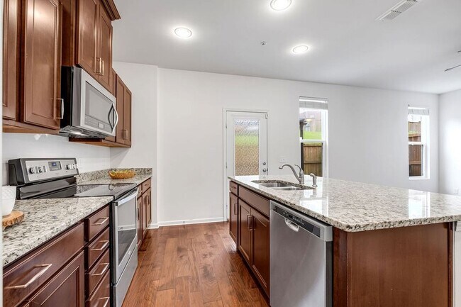 Building Photo - 1038 Livingstone Ln