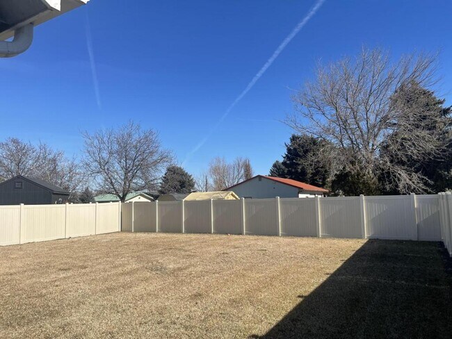 Building Photo - 15066 N Bonelli Ave