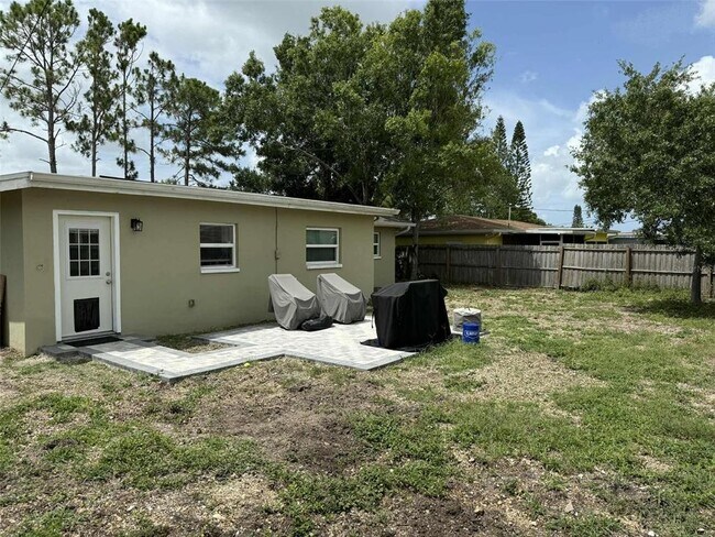 Building Photo - 2074 Greenbriar Blvd