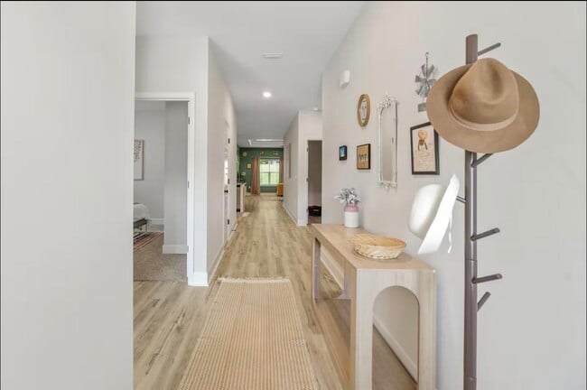 Building Photo - 2047 Hansel Hl Dr