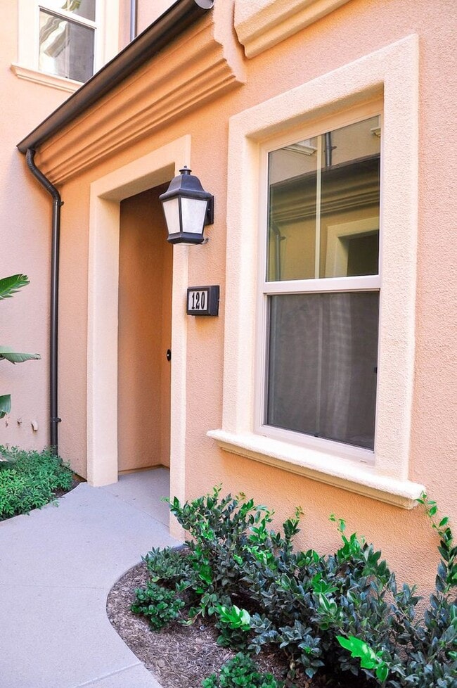 Building Photo - Beautiful 2 Bed/2 Bath Irvine Condo for Lease