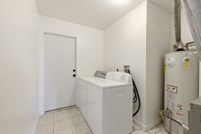 Building Photo - Huge Backyard - Remodeled 3 Bedroom 1.5 Bath Ready ASAP!