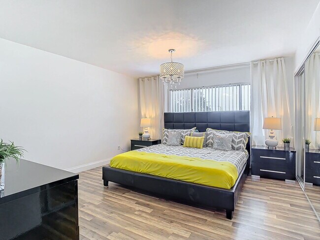 Building Photo - Vineland Road, Orlando, FL 32811 - 2 BR 2.5 BA townhouse