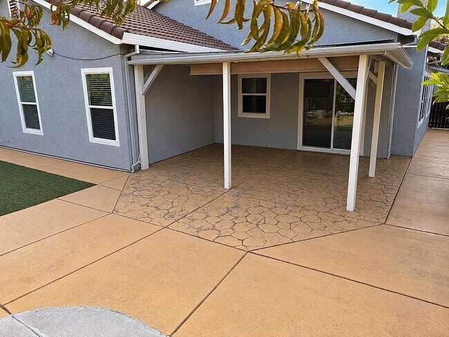 Building Photo - 6602 Escallonia Way