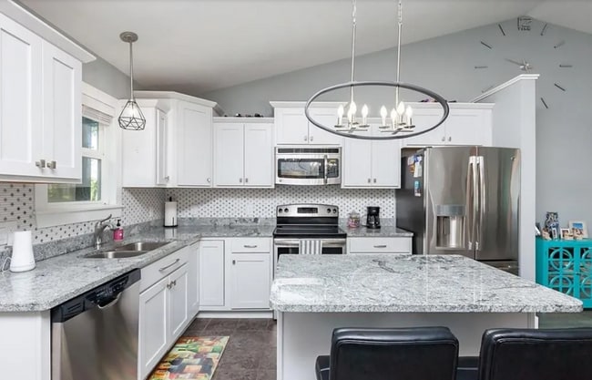 Building Photo - 5805 Pine Ct