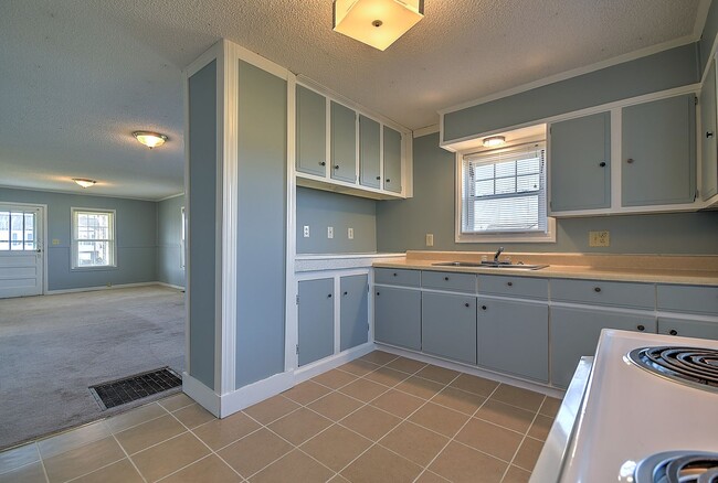 Building Photo - 1408 W College St