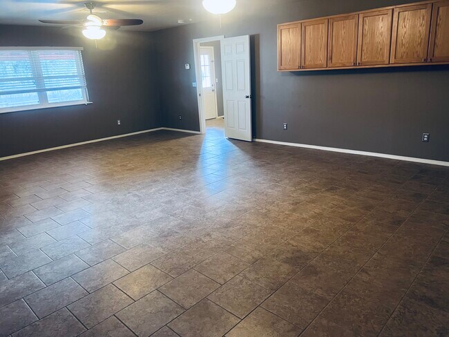 Building Photo - 2013 S Milam St