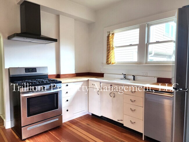 Building Photo - 4542 NE 32nd Pl