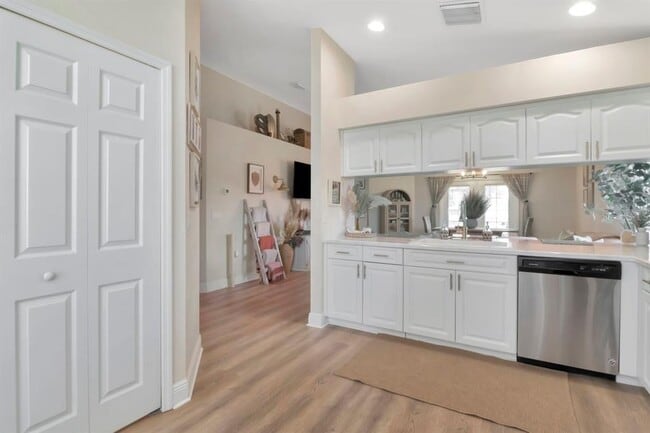 Building Photo - 5352 Cotee River Dr