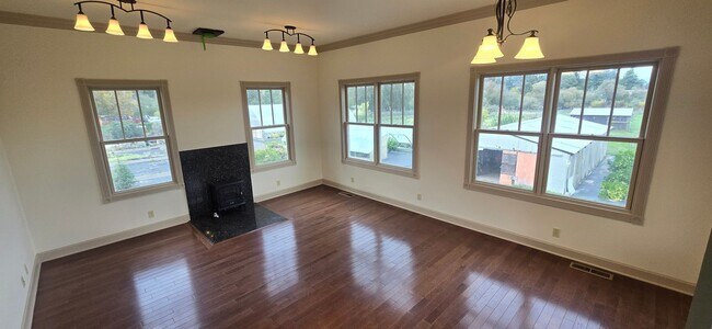 Building Photo - Beautiful Home With Incredible Views